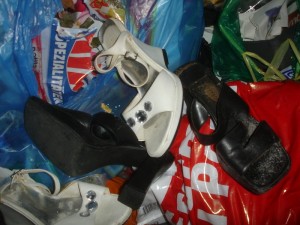 0DSC06954.JPG (117.04 KiB) 7469 mal betrachtet vermüllt, verdreckt und leider schon verschimmelt, also richtig schöner BÄH-Müll. Warum muss es für die Damen immer so dreckig und heftig zugehen? Eiskalter Abschied ... einfach reingestopft und tschüss. Gefühlskalt, berechnet, stumpf ... schade