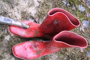 Meistens blieb die Keilhacke im Gummistiefel stecken und mußte mit Gewalt herausgerissen werden.