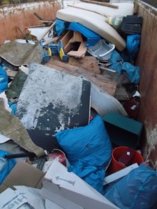 Müll1213 034.jpg (326.64 KiB) 9705 mal betrachtet Aus dieser Perspektive müssen die Privatanlieferer auf das vorher "angediente" und ihr eigenes Gerümpel geblickt haben.