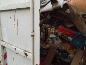 Müll1213 031.jpg (296.38 KiB) 9687 mal betrachtet Ich näherte mich dem geöffneten Großmüllcontainer und sah erst einmal kein Grund, lauthals in Gelächter auszubrechen, so wie es der Deponiearbeiter beim Öffnen gemacht hatte.