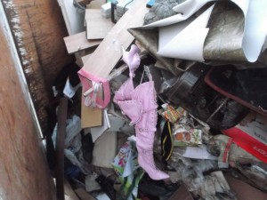 Müll1213 029.jpg (294.74 KiB) 10155 mal betrachtet Jetzt verstand ich: Der Deponiearbeiter meinte lachend: "Ob da ein Puff entrümpelt wurde, oder ob ne Nutte ihr Geschäft aufgegeben hat? Ich hab' ja schon so manches hier geseh'n, aber das da ...!"