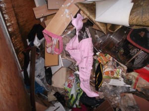 Müll1213 027.jpg (270.42 KiB) 10155 mal betrachtet Schon brauchte ich einen Blitz, um das fahle Dezemberlicht zu verstärken. Im wahrsten Sinne des Wortes "trübe Aussichten" für dieses Gerümpel.