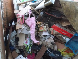 Müll1213 017.jpg (309.52 KiB) 10148 mal betrachtet Was doch so alles von Privatanlieferern an Gerümpel und Müll unter der Aufsicht der Müllwerker angeliefert wird?!