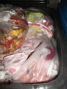 Müll0114 036.jpg (360.76 KiB) 5813 mal betrachtet Lauras süße Snnopy-BHs und ihre verkästen Kuschelsocken direkt in Griffnähe!