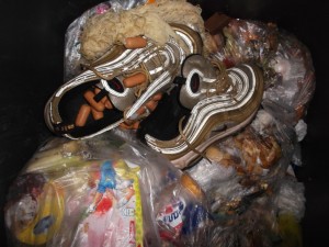 Müll0114 037.jpg (288.06 KiB) 5824 mal betrachtet Schnell noch bis zu den schon einige Zeit vermüllten Airmax '97 vorgestoßen und den "Goldschatz" gehoben!