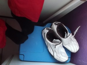 Müll0214 014.jpg (207.45 KiB) 5460 mal betrachtet Den Augenblick festgehalten, in welchem aus Schuhen nun Abfall wird. Die eben gerade ausrangierten Pumas stehen schon beinahe an der richtigen Stelle. Nur müssen sie noch etwas "tiefer". Hehe!