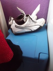 Müll0214 015.jpg (241.16 KiB) 4847 mal betrachtet Müffelnde Socken, müffelnde ausrangierte Sneakers und einen müffelnden Küchenmülleimer; - sooo geilst!
