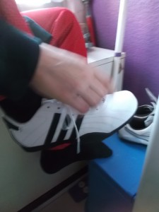 Müll0214 017.jpg (259.26 KiB) 5447 mal betrachtet Schnappschuss: Anja bindet das allererste Mal ihre neuen Sneakers zu!