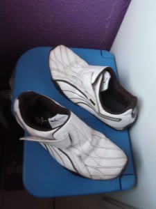 Müll0214 022.jpg (238.89 KiB) 5458 mal betrachtet Als Anja den Mülleimerdeckel wieder geschlossen hatte, schien sie zu bemerken, dass die "etwas" vergessen hatte, gleich mit reinzuwerfen. Doch jetzt war ihr wohl nicht danach?!