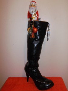 Nikolaus2013 052.jpg (236.68 KiB) 26491 mal betrachtet Sieh genau hin, boysANDgirls, diese Stiefel stammen von dir und soll(t)en entsorgt werden. Ich finde, noch ein schöner später Höhepunkt der Stiefelkarriere.