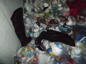 Müll0214 056.jpg (282.61 KiB) 9609 mal betrachtet Da es sich hier um ein Studentenwohnheim handelt, hat wohl eine Studentin hier ihre ausrangierten Stiefel abgestellt, damit sich die Orangenen Engel drum kümmern sollen, aber die werden sich bei dem stinkenden schmutzigen Chaos "bedanken".