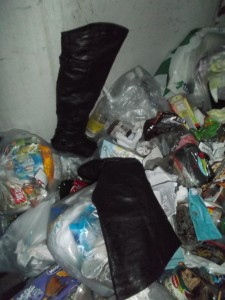 Müll0214 057.jpg (285.71 KiB) 9609 mal betrachtet Diese Stiefel trägt gerade Martina noch ein wenig, denn sie hat sie repariert und geputzt und sie meinte, bis zum Ende der Stiefelsaison gehen diese Studentinnen-Stiefel noch.