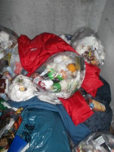 Müll0214 058.jpg (315.37 KiB) 10036 mal betrachtet Eine rote Studentinnen-Jacke - und schon liegt ein siffiger Müllbeutel drauf.