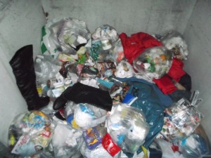 Müll0214 060.jpg (309.3 KiB) 9609 mal betrachtet Wenn Martina diese Stiefel ausrangiert und wegschmeißt, dann können wir sicher sein, dass diese Stiefel dann, wie es sich gehört, in die Restmülltonne kommen.