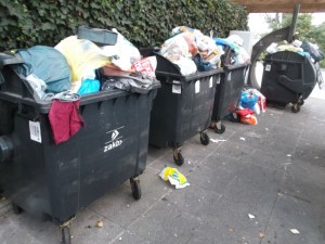 Müll0214 113.jpg (308.86 KiB) 9960 mal betrachtet Was für eine Menge Hausmüll sich da im Laufe einer Woche dort ansammelt!