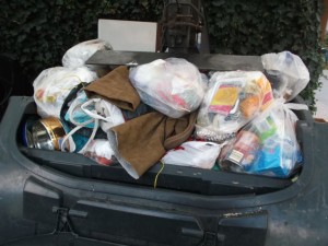Müll0214 115.jpg (278.01 KiB) 9956 mal betrachtet Ausgelatschte und kaputte Winterstiefel kommen nun langsam immer mehr in den Müll!