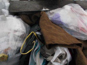 Müll0214 118.jpg (3.67 MiB) 9529 mal betrachtet Diese Weichen Stiefel hätten in der Müllpresse nicht die geringste Chance gehabt.