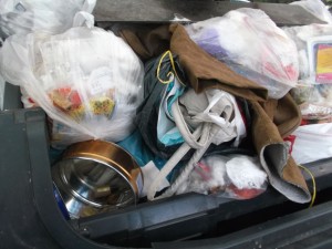 Müll0214 119.jpg (274.14 KiB) 9960 mal betrachtet Eigentlich hatten sich die Stiefel offensichtlich schon ihrem Schicksal im Müll "ergeben", doch dank Laura ... !
