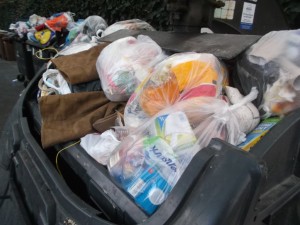 Müll0214 121.jpg (273.67 KiB) 9529 mal betrachtet Die Stiefel und der kaputte Fußball brauchten eigentlich keine Müllpresse mehr, denn die sind schon platt gewesen.