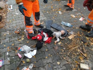 &quot;Overkill&quot;: Drei Müllmäner stehen um die Stiefel und die zarte Spitzenwäsche herum - jetzt sind die Frauensachen &quot;umzingelt&quot;.