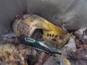 Müll0214 067.jpg (277.79 KiB) 4678 mal betrachtet Diese Girlychucks sind echt nur noch "Restmüll". Ob Laura ihre alten Sneakers noch einmal so gesehen hat?