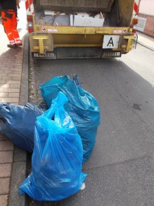 Noch schnell rausgeschleppt, damit sie hoffentlich noch mitkommen.
