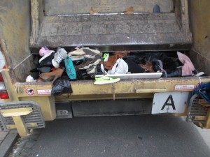 Müll0214 139.jpg (507.34 KiB) 4734 mal betrachtet Fast zehn Jahre "Arbeit" (Fußarbeit) von "Mama" wurden nun beseitigt.