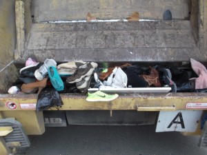 Müll0214 140.jpg (517.35 KiB) 4740 mal betrachtet Immer enger wurde es für "Mamas Schuhe".