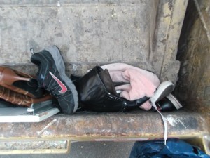 Müll0214 144.jpg (494.21 KiB) 4448 mal betrachtet Schwarze Reeboks Classics, hohe Chucks, braune Stiefel und was sonst noch hatten offensichtlich zu leiden.