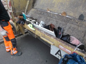 Müll0214 145.jpg (444.87 KiB) 4733 mal betrachtet Ein Orangener Engel wacht, dass alle Schuhe von "Mama" auch wirklich in den "Schuhhimmel" kommen.