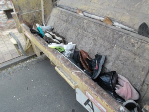 Manche Schuhe bäumten sich auf und andere ergaben sich schlaff ihrem pressanten Schicksal.