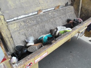 Müll0214 148.jpg (539.98 KiB) 4450 mal betrachtet Nur noch "Mamas Schuhe" waren noch zu sehen; kein Wunder bei dieser Menge ...!