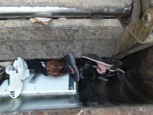 Müll0214 149.jpg (483.32 KiB) 6271 mal betrachtet Krachen, bersten, splittern - und "Mamas Schuhe" als "Hauptdarsteller"!