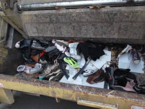 Müll0214 150.jpg (533.54 KiB) 6271 mal betrachtet Vernichtung, Qualen und Demütigungen - "Mamas Schuhe" bei der "Himmelfahrt".