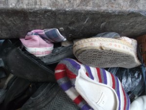 Müll0214 153.jpg (526.39 KiB) 6607 mal betrachtet Nahaufnahme: Aus "Mamas Schuhen" wurde gepresster Sperrmüll!