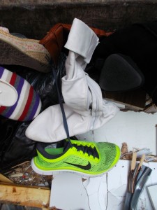 Die weißen Stiefel hatten wohl schon länger ihre aktive Karriere hinter sich, aber die Neon Nike Frees waren nicht einmal einen Tag vor ihrer Sperrmüllabfuhr noch mit &quot;Mama&quot; auf der Piste.