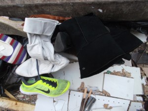 Müll0214 155.jpg (539.29 KiB) 6607 mal betrachtet Die dicken Buffalo-Winterstiefel hauchten auch ihr Leben unter dem Pressschild aus genauso wie die anderen Opfer.