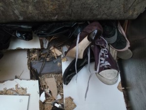 Müll0214 156.jpg (479.15 KiB) 6271 mal betrachtet Bei diesem Anblick kommt einem die Gewissheit, dass es sich hier nur noch um wertloses Gerümpel handelt, welches hier ins Müllauto gepresst wird; dabei sind - oder besser waren - es doch "Mamas Schuhe".