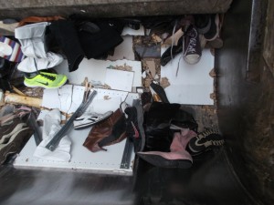 Müll0214 157.jpg (532.41 KiB) 6607 mal betrachtet Die Reihen von "Mamas Schuhen" lichteten sich merklich. Die meisten befanden sich schon - total plattgepresst - hinter dem schmutzig-kalten Stahl des Pressschildes.
