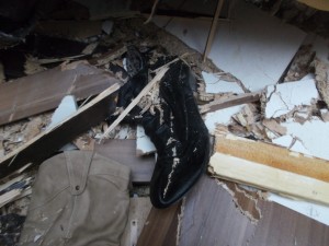Es war wohl diese Stiefelette, die aus der Müllschüttung sprang?! Half nix!