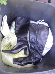 Marina07 003.jpg (418.05 KiB) 8850 mal betrachtet Mit elegantem Schwung versenkte Jessica ihre altgedienten Buffalos in der Restmülltonne. Noch ein kurzes Rascheln der Büllbeutel und dann herrschte "Totenstille".