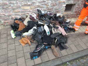 Jetzt aber schnell den Riesenhaufen gepressten Schuhmülls einsacken und wegschaffen.
