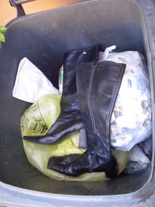 Unter den Buffalos hatten schon fertige weiße Billigstiefel im Dreck &quot;Platz genommen&quot;.