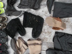 Zermalmte UGGs - total platt und versaut mit Glas- und Holzsplittern.