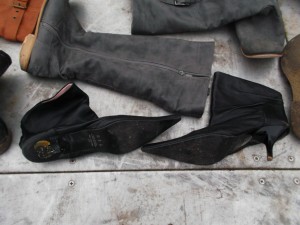 Müll0214 218.jpg (541.72 KiB) 6390 mal betrachtet Diesen sehr edlen Stiefeletten aus handschuhweichem Echtleder hat's beim Pressen ein Absatz weggebrochen; welchen ich aber zufällig gefunden habe.