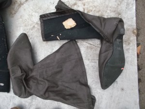 Müll0214 219.jpg (447.26 KiB) 6390 mal betrachtet Keine Gnade auch für diese Stiefel: Total plattgemalmt.