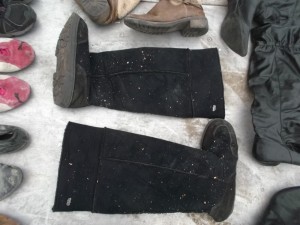 Müll0214 220.jpg (465.72 KiB) 6054 mal betrachtet Diesen warm gefütterten weichen Buffalo-Stiefeln hat das Pressmüllauto auch böse mitgespielt: Gespickt mit Presssplittern, Fersenkappen zerquetscht und eine Sohle so zermalmt, dass sie durchgebrochen ist!