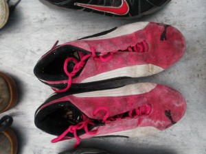 Müll0214 224.jpg (522.77 KiB) 6048 mal betrachtet Diese Wildleder-Pumas haben einiges an Presssplittern "reinbekommen" und das Wildleder ist auch ziemlich versaut vom Reinpressen ins Müllauto.