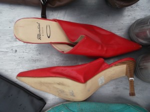 Müll0214 225.jpg (511.12 KiB) 6048 mal betrachtet Schuhspitze kaputtgeschrammt (aus Foto nicht zu sehen) und Absatz abgeknickt.