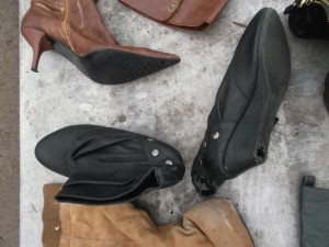 Müll0214 227.jpg (481.3 KiB) 6048 mal betrachtet Diesen Booties hat's ebenfalls ein Absatzplättchen weggefetzt.